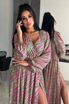 Abito lungo svasato a stampa zebrata fucsia e verde acqua con spacco e cintura elasticizzata, moda-mania.