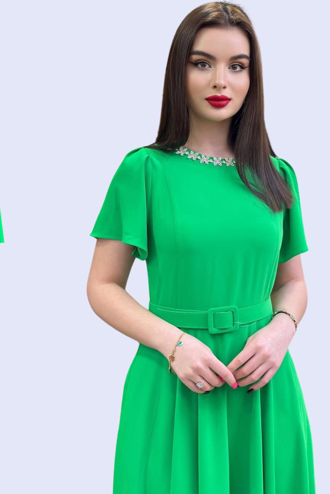 Abito svasato midi verde Moda-Mania con cintura in vita, tasche laterali e accessorio in strass argento, dettagli eleganti e raffinati.