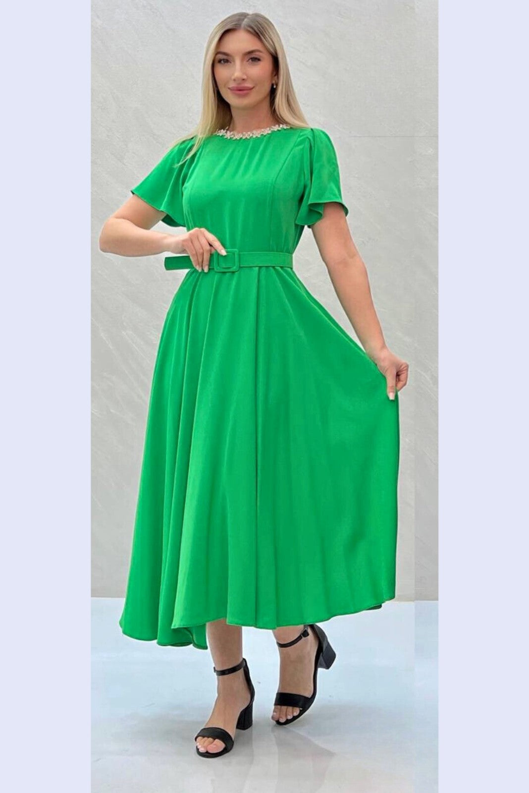 Abito svasato midi verde Moda-Mania con cintura in vita, tasche laterali e accessorio in strass argento, tessuto morbido e elegante