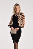 Abito corto nero in velluto con maniche in tulle nude a pois neri, di Moda-Mania, dettaglio elegante e sofisticato.