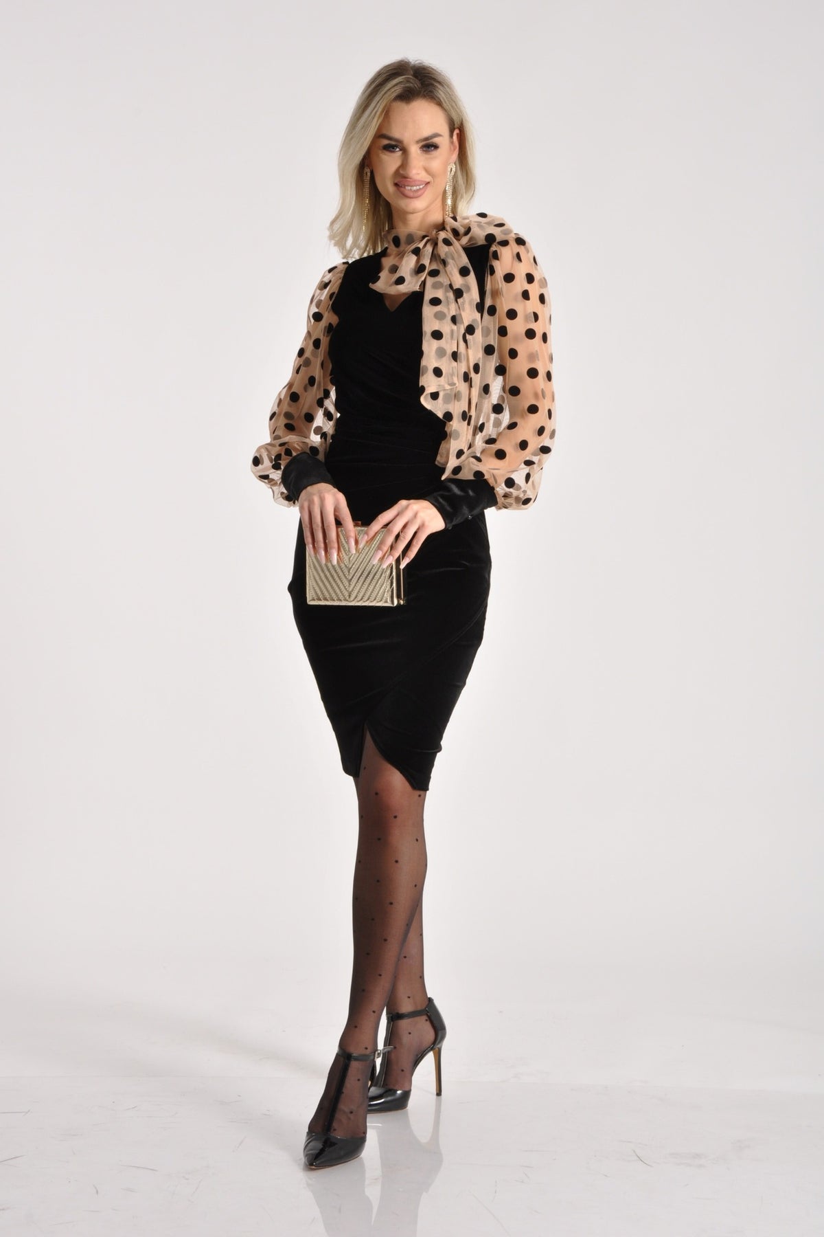 Abito tre quarti nero in velluto con maniche in tulle nude a pois neri, abito corto Moda-Mania, elegante e di tendenza.