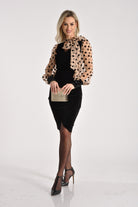 Abito tre quarti nero in velluto con maniche in tulle nude a pois neri, abito corto Moda-Mania, elegante e di tendenza.