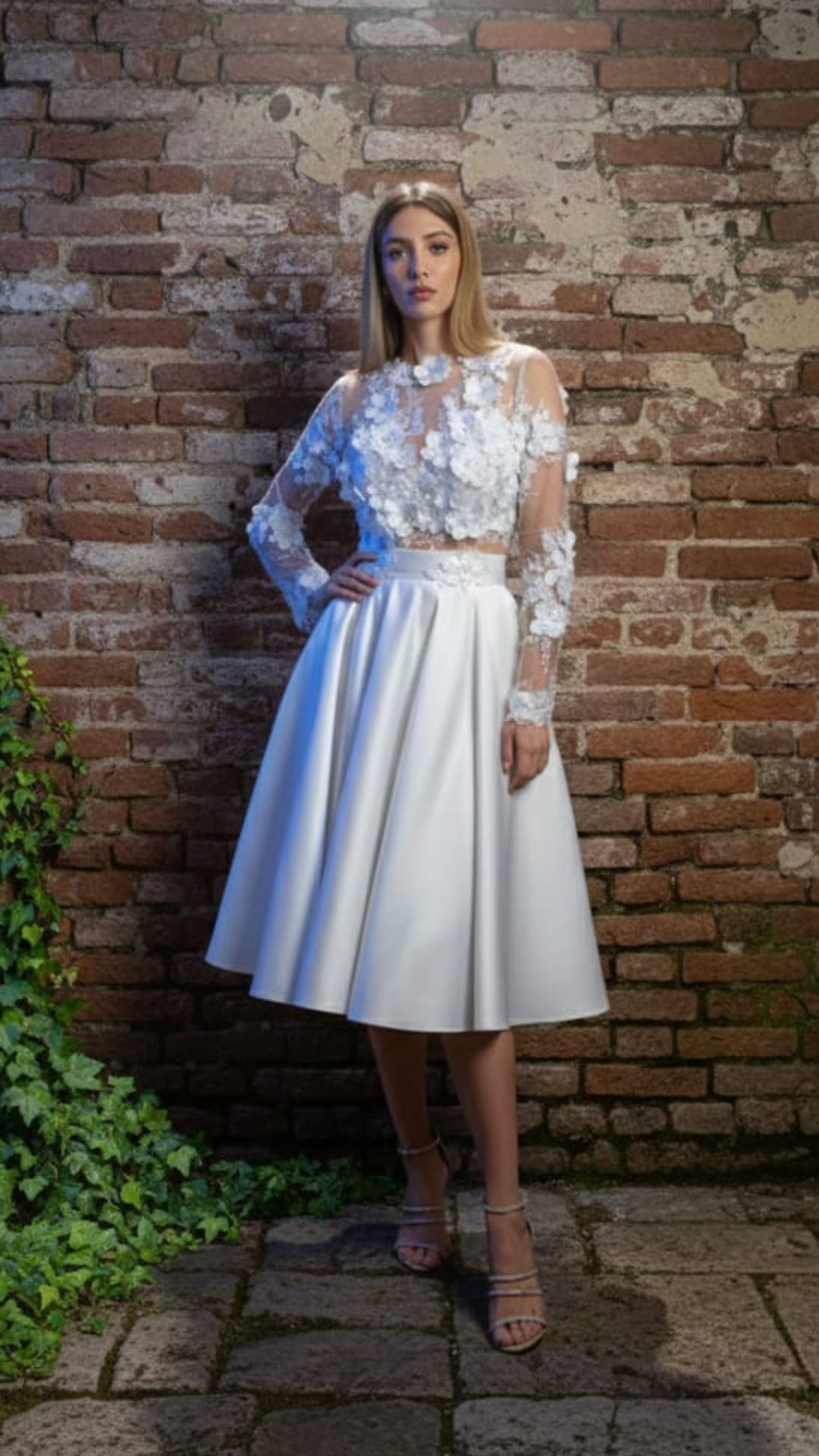 Abito tre quarti svasato bianco Moda-Mania con corpetto in tulle floreale 3D e gonna in taffetà, maniche lunghe elegante e femminile.