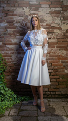 Abito tre quarti svasato bianco Moda-Mania con corpetto in tulle floreale 3D e gonna in taffetà, maniche lunghe elegante e femminile.