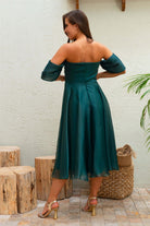 Abito verde smeraldo svasato midi in organza con scollo a cuore e maniche cadenti, di Moda-Mania.