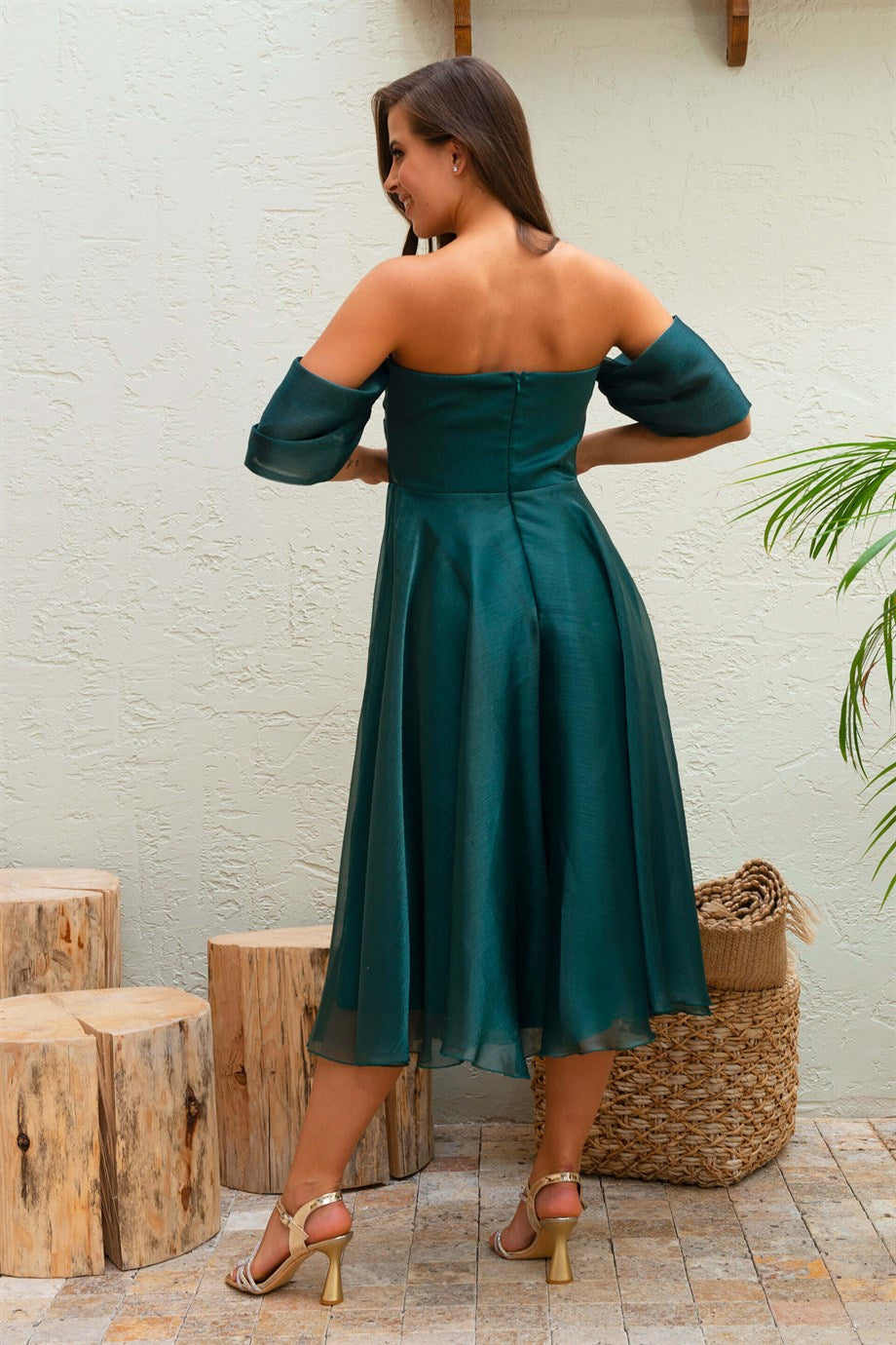 Abito verde smeraldo svasato midi in organza con scollo a cuore e maniche cadenti, di Moda-Mania.