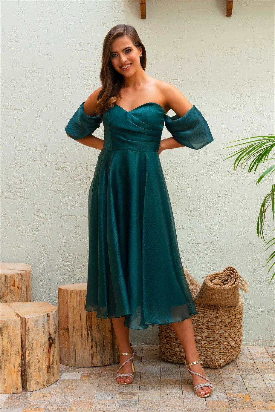 Abito verde smeraldo svasato midi in organza con scollo a cuore e maniche cadenti, moda-mania, abiti lunghi eleganti.