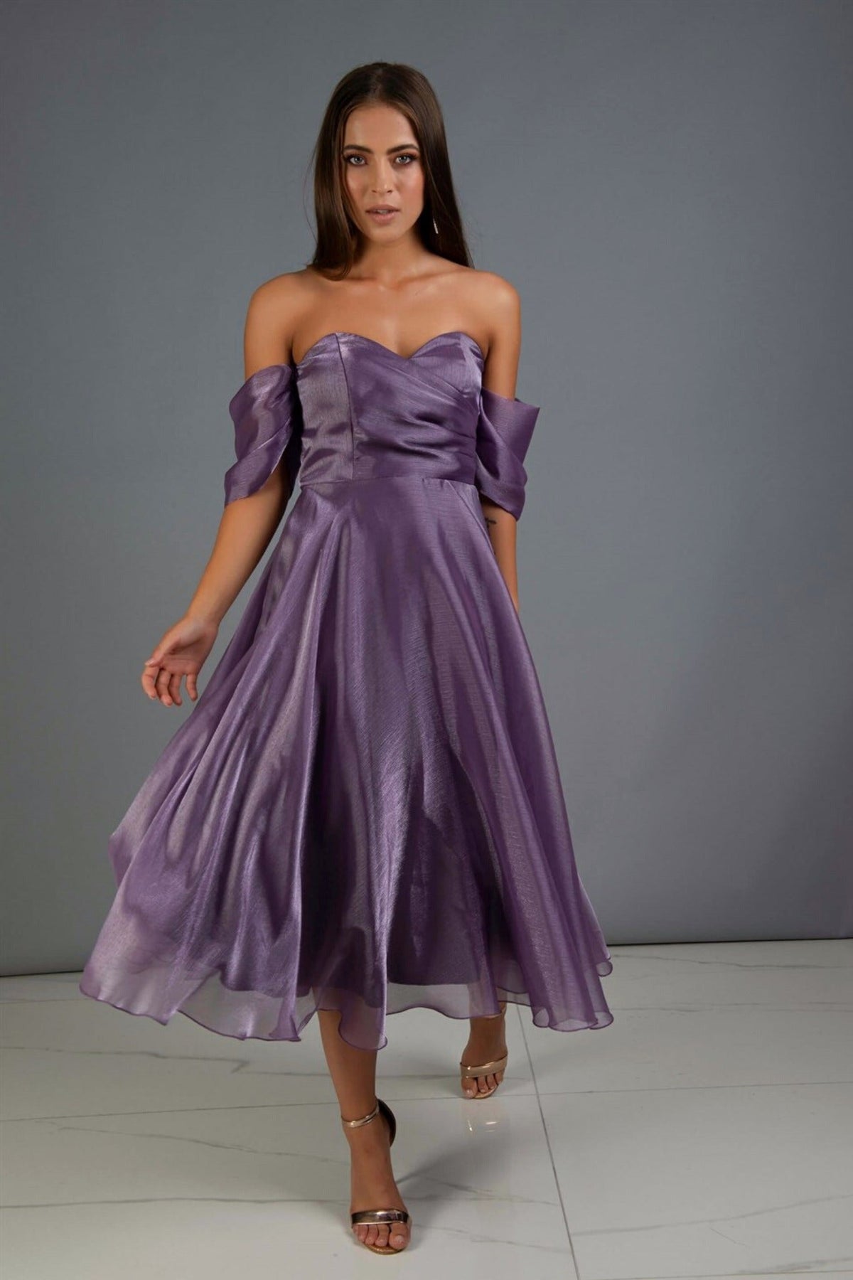 Abito lungo viola svasato in organza con scollo a cuore e maniche cadenti, firmato Moda-Mania.