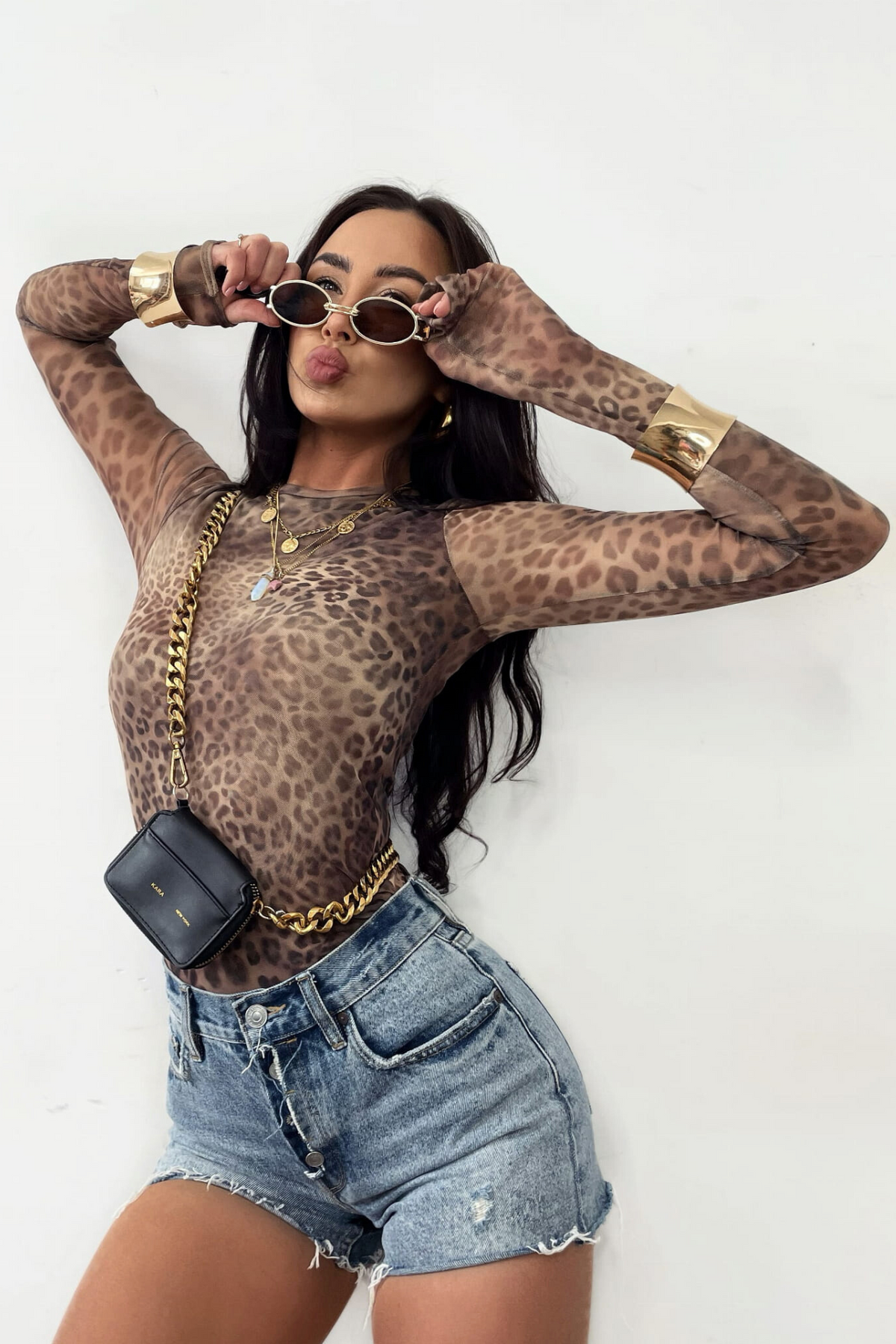 Blusa aderente a manica lunga in tessuto rete elastico con fantasia leopardata, firmata Moda-Mania, vista frontale.