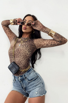 Blusa aderente a manica lunga in tessuto rete elastico con fantasia leopardata, firmata Moda-Mania, vista frontale.