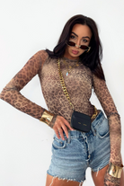 Blusa aderente a manica lunga in tessuto rete elasticizzato con fantasia leopardata, marca Moda-Mania.