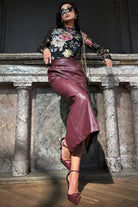 Blusa aderente nera a fantasia floreale con maniche lunghe in tessuto rete elasticizzato, firmata Moda-Mania.