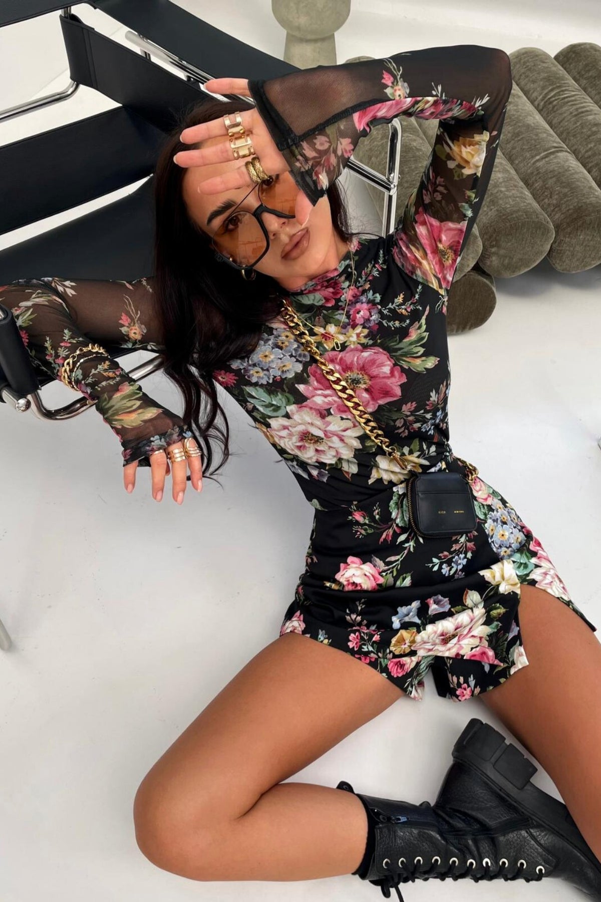 Blusa aderente nera a fantasia floreale Moda-Mania, maniche lunghe in tessuto rete elasticizzato, stile elegante e femminile.