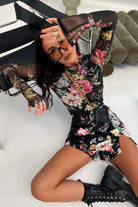 Blusa aderente nera a fantasia floreale Moda-Mania, maniche lunghe in tessuto rete elasticizzato, stile elegante e femminile.