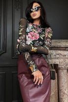 Blusa aderente nera a fantasia floreale di Moda-Mania, manica lunga in tessuto rete elasticizzato, stile femminile e sofisticato.