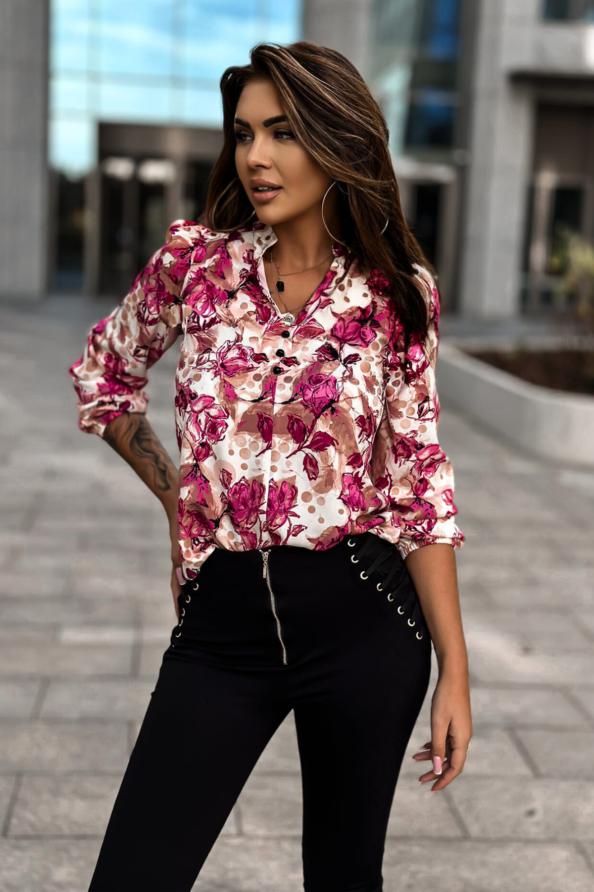 Blusa avorio moda-mania con stampa floreale beige e fucsia, scollo a V e bottoncini, tessuto leggero e femminile