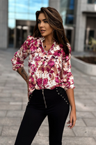 Blusa avorio moda-mania con stampa floreale beige e fucsia, scollo a V e bottoncini, tessuto leggero e femminile