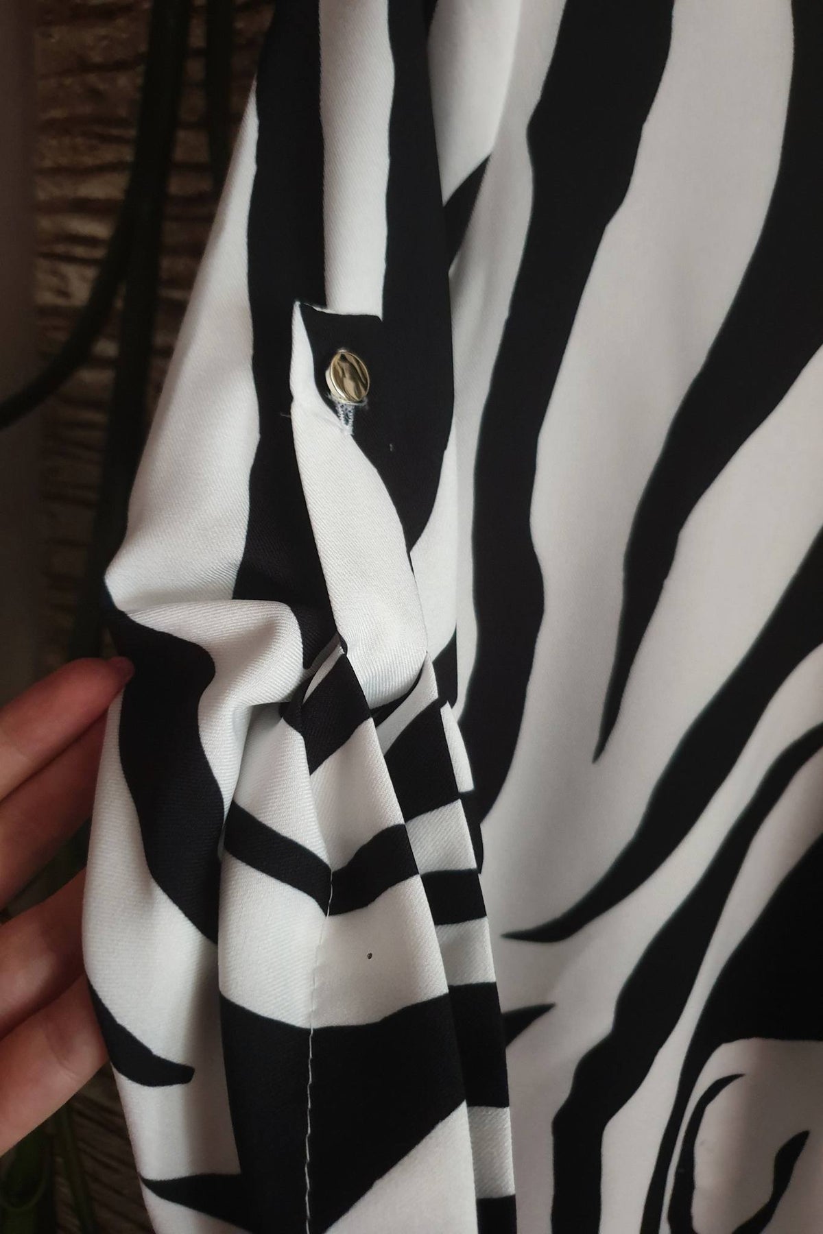Blusa bianca zebrata Moda-Mania con maniche tre quarti e bottoni dorati, tessuto leggero e stile elegante