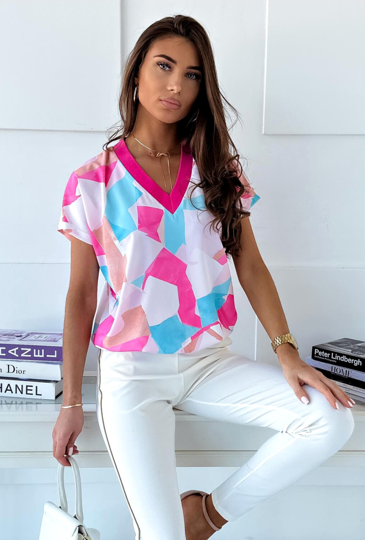 Blusa estiva Moda-Mania con maniche corte, fantasia astratta in tonalità celeste e fucsia, tessuto leggero e confortevole.