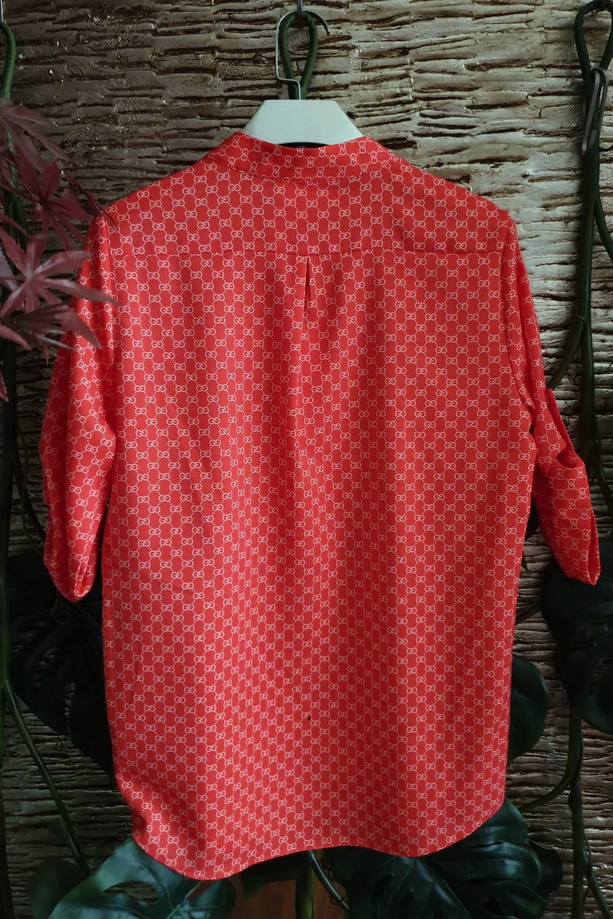 Blusa rossa corallo con stampa G, scollo a V alla coreana e bottoni dorati, firmata Moda-Mania.