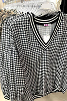 Blusa casual Moda-Mania a fantasia pied di poule con maniche tre quarti, scollo a V e bordi elasticizzati.