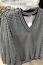 Blusa casual a fantasia pied di poule Moda-Mania con maniche tre quarti, scollo a V e bordi polini elasticizzati.