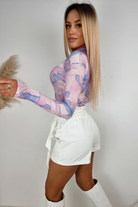 Body lilla Moda-Mania con motivo astratto, foro del dito del pollice sul polsino e apertura sul décolleté.