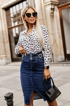Camicia bianca Moda-Mania con fantasia a cuori neri e beige, scollo a V e bottoni dorati, tessuto leggero e stile elegante