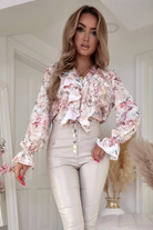 Camicia casual elegante Moda-Mania con fantasia floreale, scollo a V, volants decorativi e dettagli femminili.