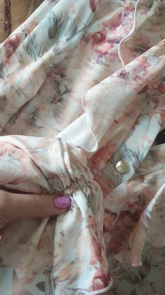 Camicia casual elegante Moda-Mania con fantasia floreale, scollo a V e dettagli volant, tessuto leggero e femminile.