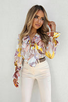 Camicia casual elegante Moda-Mania con fantasia floreale, scollo a V e volants decorativi, tessuto leggero e stile femminile.