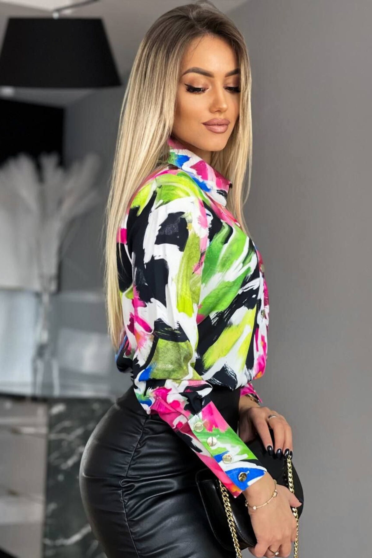 Camicia elegante Moda-Mania con fantasia astratta multicolore blu, nero, fucsia e verde lime, bottoni dorati.