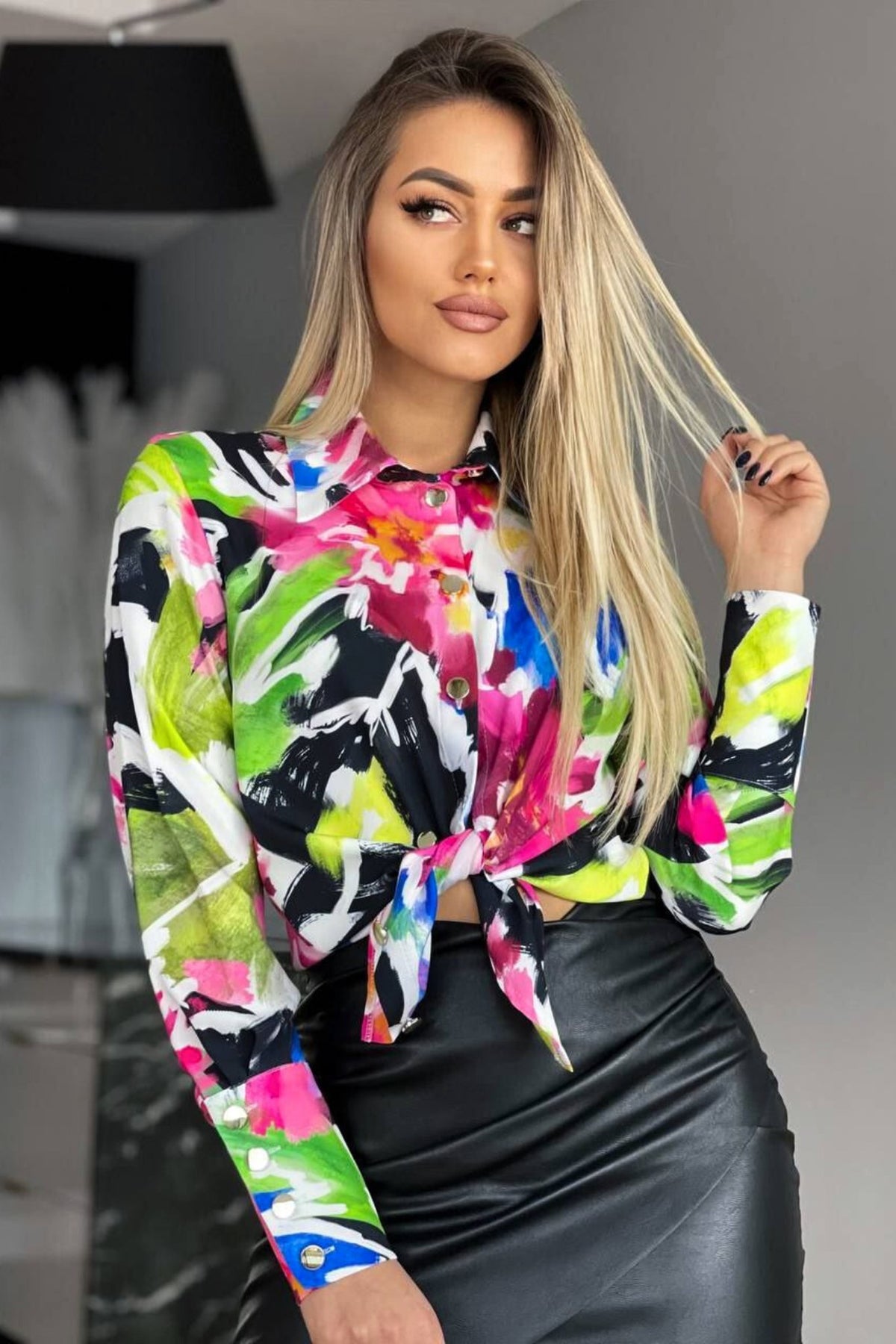 Camicia elegante Moda-Mania a fantasia astratta multicolore blu, nero, fucsia, verde lime con bottoni dorati, stile sofisticato.