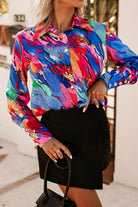Camicia elegante Moda-Mania a fantasia multicolore blu celeste, giallo e arancione con bottoni dorati, tessuto leggero e stile raffinato.