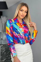 Camicia elegante multicolore Moda-Mania con fantasia blu celeste, giallo e arancione, bottoni dorati, maniche lunghe e collo a punta.