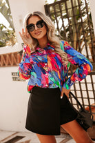 Camicia elegante Moda-Mania a fantasia multicolore blu celeste, giallo e arancione con bottoni dorati, tessuto leggero e stile raffinato.