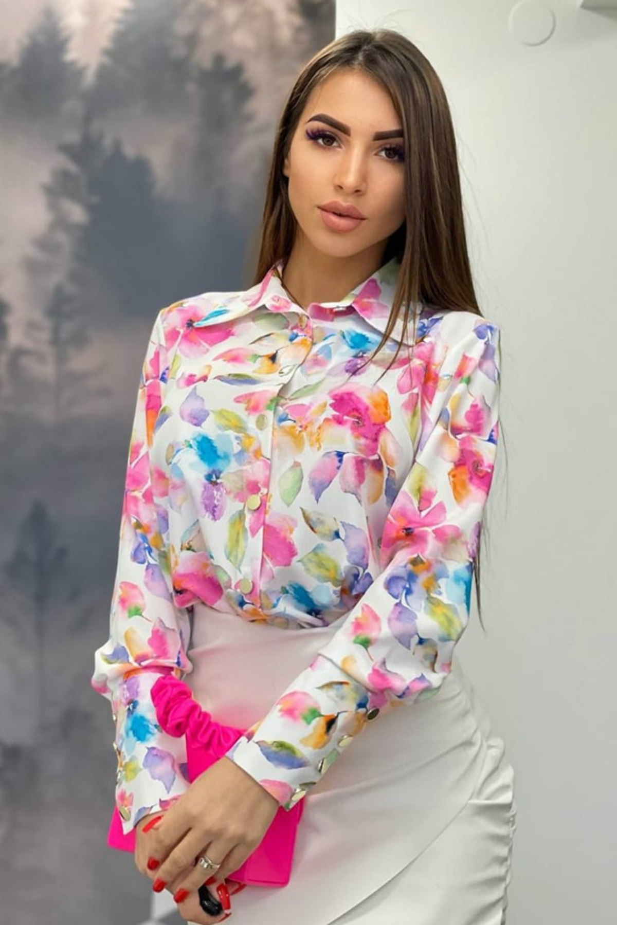 Camicia elegante bianca Moda-Mania con fantasia floreale rosa e bottoni dorati, tessuto leggero e dettagli raffinati