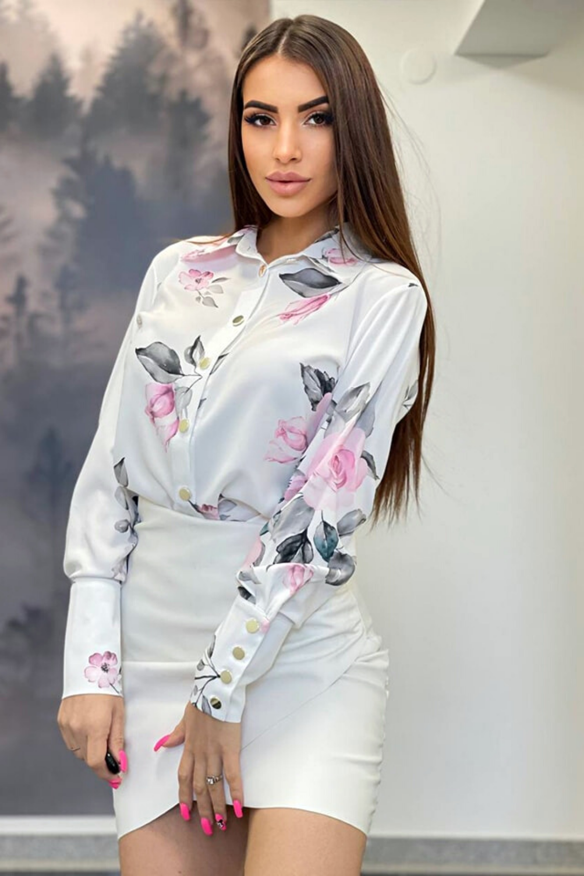 Camicia elegante bianca Moda-Mania con fantasia floreale rosa, bottoni dorati e design raffinato, tessuto leggero e dettagli curati