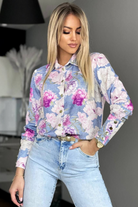 Camicia elegante bianca Moda-Mania con fantasia floreale rosa e bottoni dorati, maniche lunghe e collo classico.