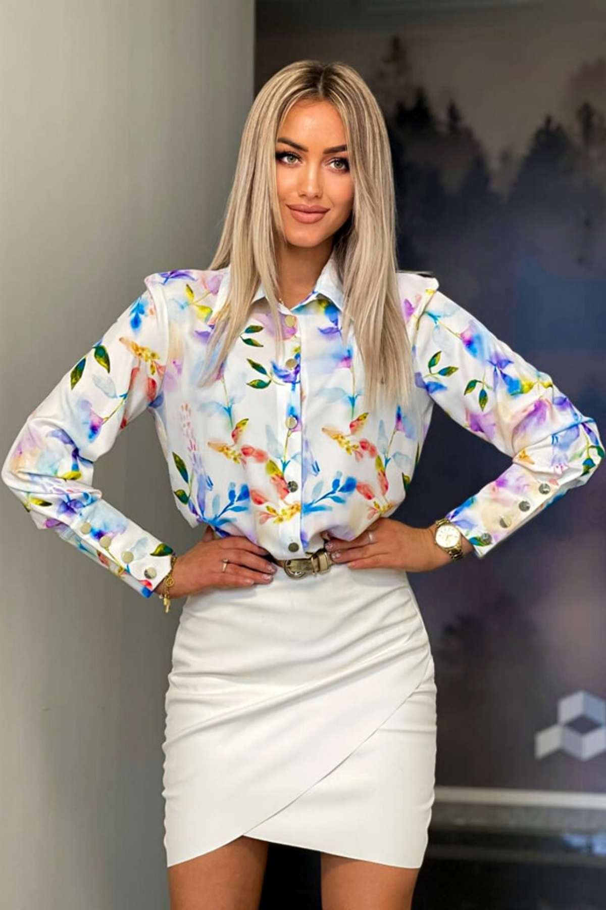 Camicia elegante bianca con fantasia foglie multicolori e bottoni dorati, camicia moda-mania, tessuto leggero e dettagli raffinati