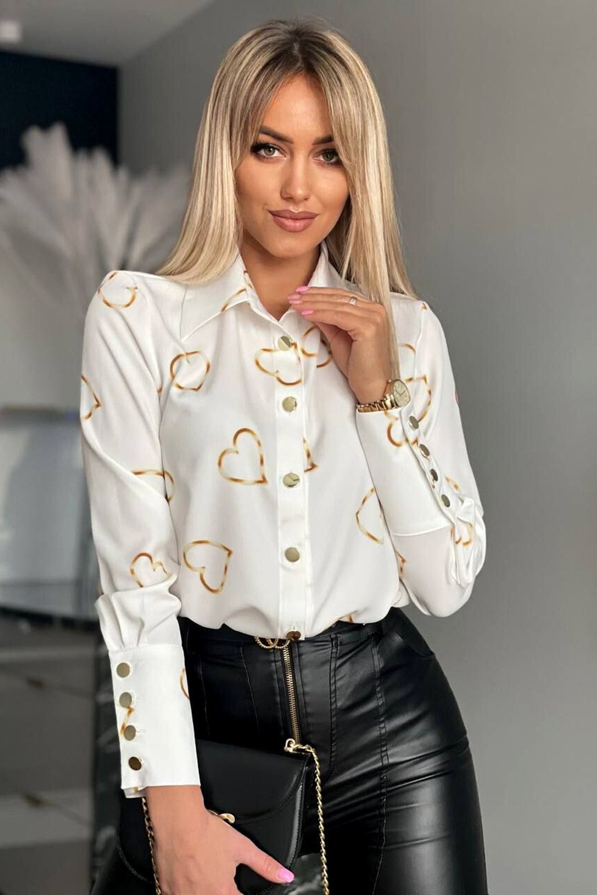 Camicia elegante bianca Moda-Mania con stampa a cuori dorati e bottoni dorati, tessuto leggero e dettagli raffinati.