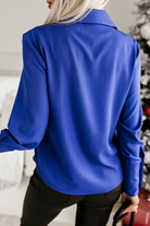 Camicia elegante blu elettrico Moda-Mania con polsini alti e bottoni dorati, tessuto lisci e dettagli raffinati.