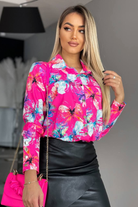 Camicia elegante fucsia a fantasia floreale celeste con bottoni dorati, marca Moda-Mania, dettaglio di bottoni e fantasia floreale.