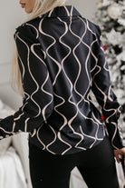 Camicia elegante nera con fantasia astratta beige, bottoni dorati, in tessuto leggero, da donna, di Moda-Mania.