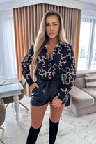 Camicia elegante nera Moda-Mania con fantasia damascata beige dorato e bottoni dorati, tessuto raffinato e dettagli eleganti.