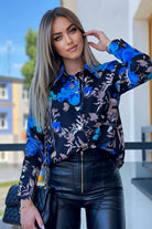 Camicia elegante nera Moda-Mania con fantasia damascata e floreale beige, bottoni dorati, tessuto raffinato e dettagli sofisticati