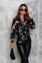 Camicia elegante nera con fantasia floreale gialla, nastro sul collo da annodare rimovibile, marca Moda-Mania.