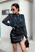 Camicia elegante nera a fantasia maculata turchese con nastro rimovibile sul collo, marca Moda-Mania, vista frontale.