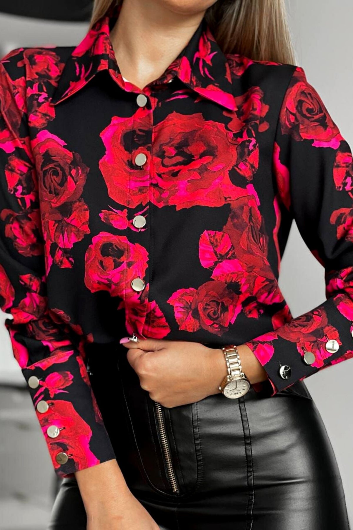 Camicia elegante nera Moda-Mania con fantasia di rose rosse e fucsia e bottoni dorati, tessuto leggero e stile raffinato.