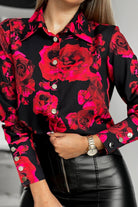 Camicia elegante nera Moda-Mania con fantasia di rose rosse e fucsia e bottoni dorati, tessuto leggero e stile raffinato.